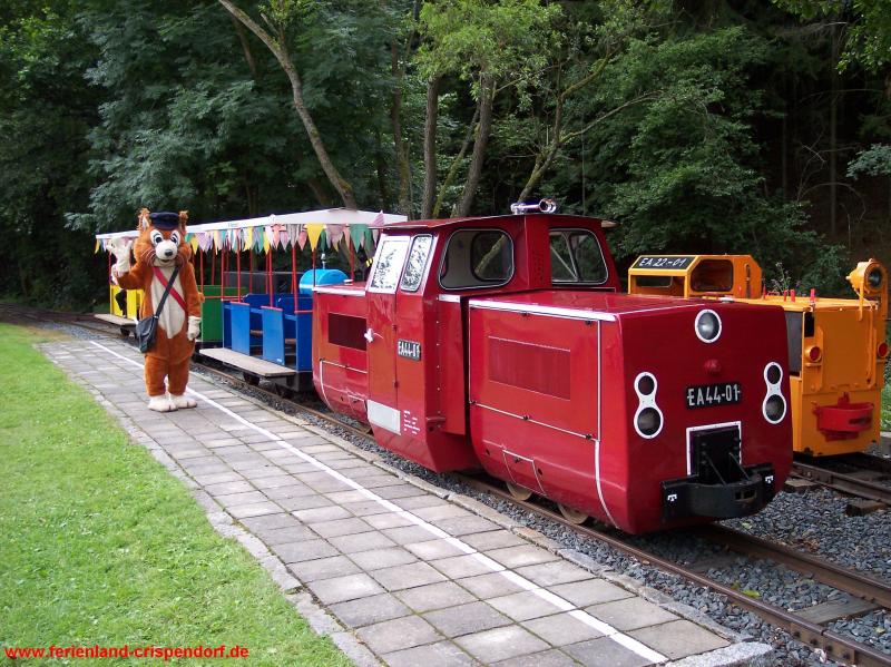 Ferienlandeisenbahn Crispendorf: Lok EA44-01 mit dem Maskottchen der Dresdner Parkeisenbahn  Parkolino  im Bf. Festwiese (2005)
