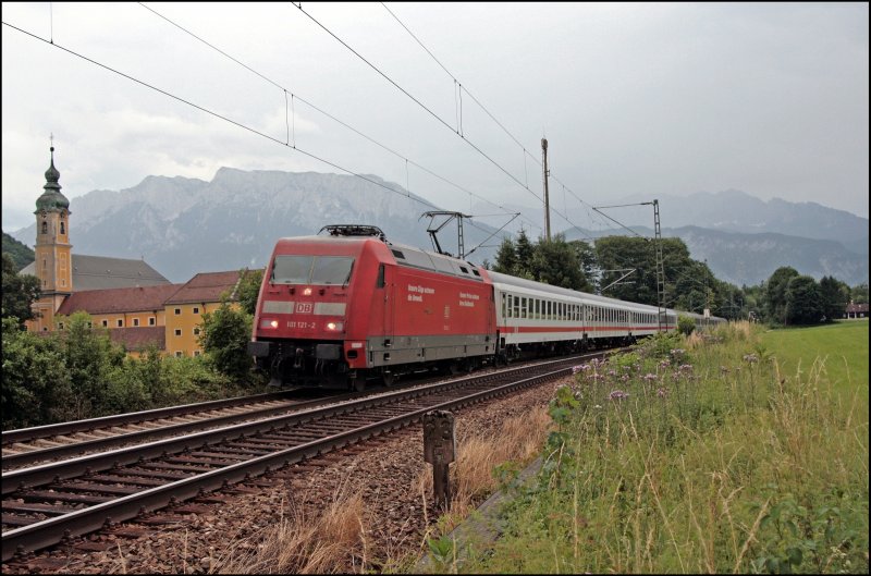 Ferienzeit ist Reisezeit: Die Stammgarnitur wurde mit Vier DB-Waggons auf einen 11-Wagenzug erweitert. 101 121 ist mit dem InterCity 82  Paganini , Verona Porta Nuova - Mnchen Hbf, auf dem Weg in die Bayerische Landeshauptstadt. 
