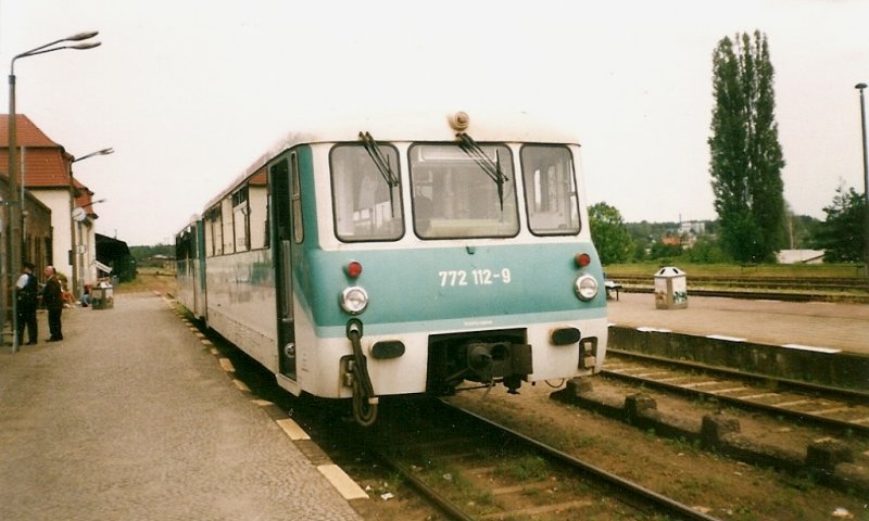 Ferkeltaxe 772 112 im Juni 1998 im damals noch genutzten Bahnhof Neustrelitz Sd.