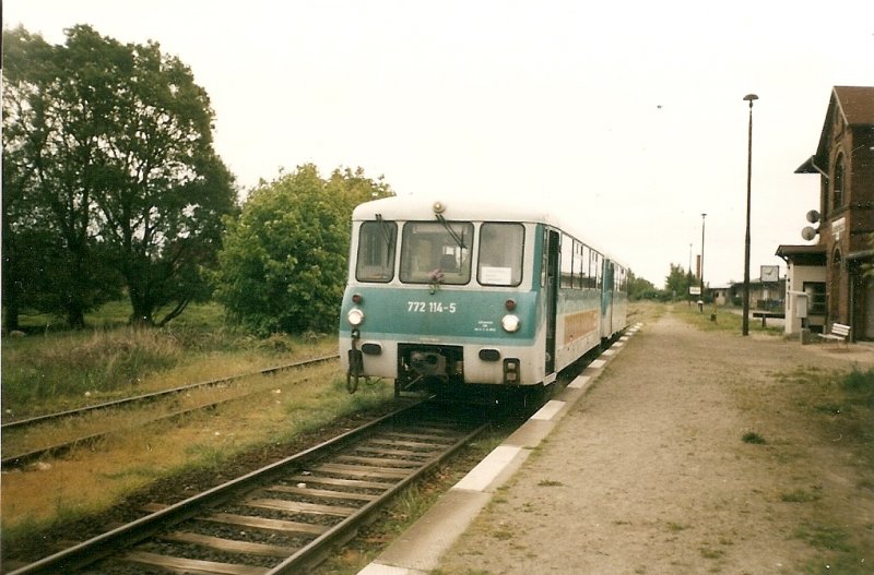 Ferkeltaxe 772 114 als Regionalbahn zwischen Lauterbach un Bergen/Rügen im Mai 1998.Aufgenommen in Lauterbach.