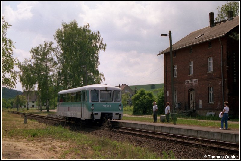 Ferkeltaxe 772 121 hlt im Juli 1997 auf dem Weg nach Rochlitz im Bf Gritzhain im Chemnitztal.