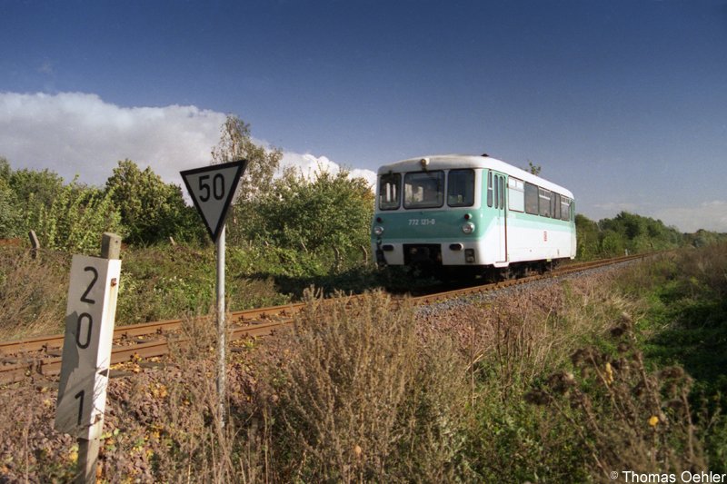 Ferkeltaxe 772 121 ist im Sommer 1997 bei Draisdorf in Richtung Rochlitz unterwegs.