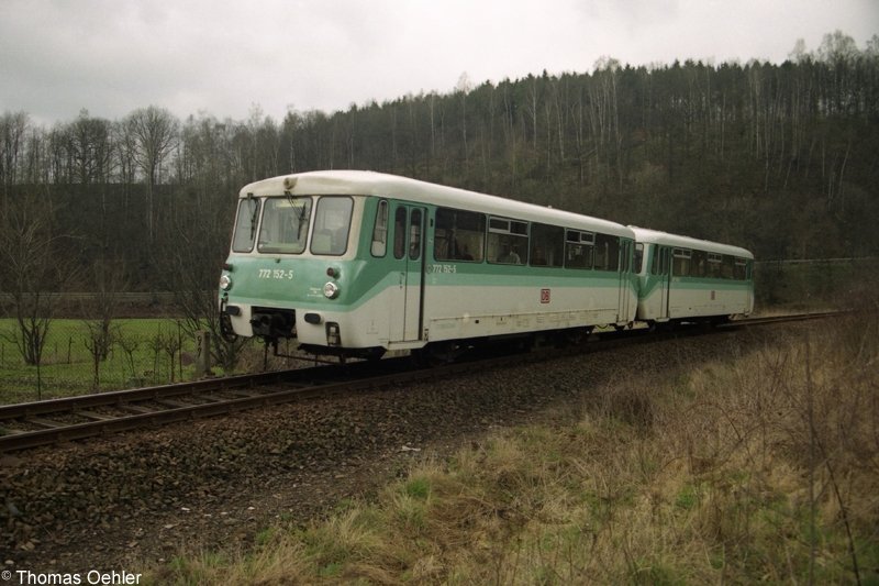 Ferkeltaxe 772 152 befindet sich hier auf dem Abschnitt zwischen dem Diethensdorfer Tunnel und dem Hp Diethensdorf; Aufnahme von Ostern 1996