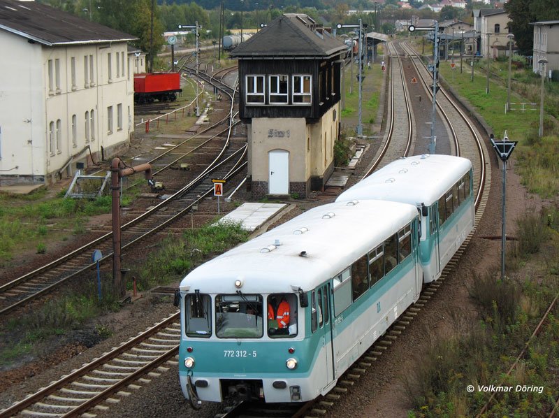 Ferkeltaxe 772 312 und 772 367 der Vorwohle - Emmerthaler Verkehrsbetriebe (VEV) auf der Fahrt von Nossen nach Freiberg bei Ausfahrt aus Nossen - 01.10.2006
