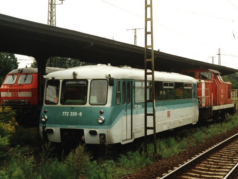 Ferkeltaxe 772 339-8 und Lok 345 030-1 auf Magdeburg Hauptbahnhof am 12-8-2001. Bild und scan: Date Jan de Vries. 
