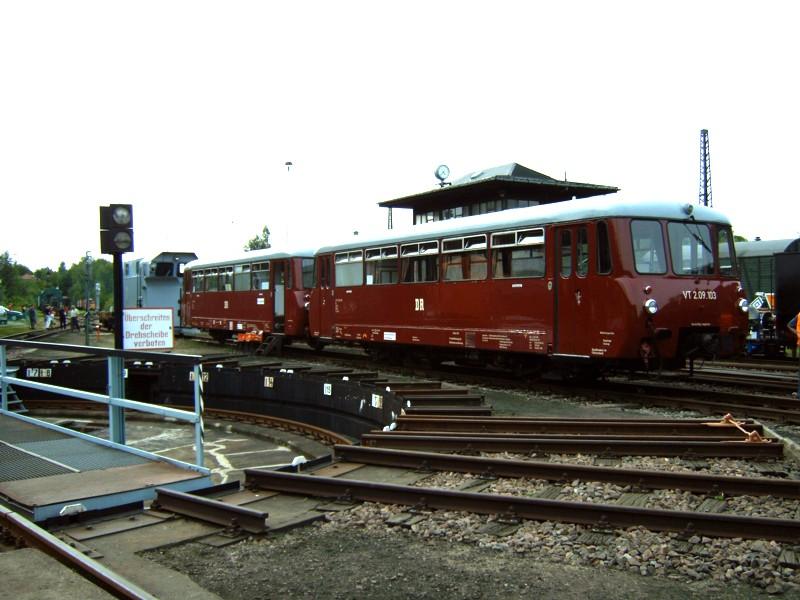 Ferkeltaxengespann mit VT2.09.103 an der Spitze in Chemnitz Hilbersdorf am 27.08.05
