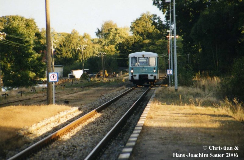 Ferkeltaxi 772 124-4, im September 1999, bei der Einfahrt in dem Bahnhof Joachimsthal aus Fahrtrichtung Eberswalde.  