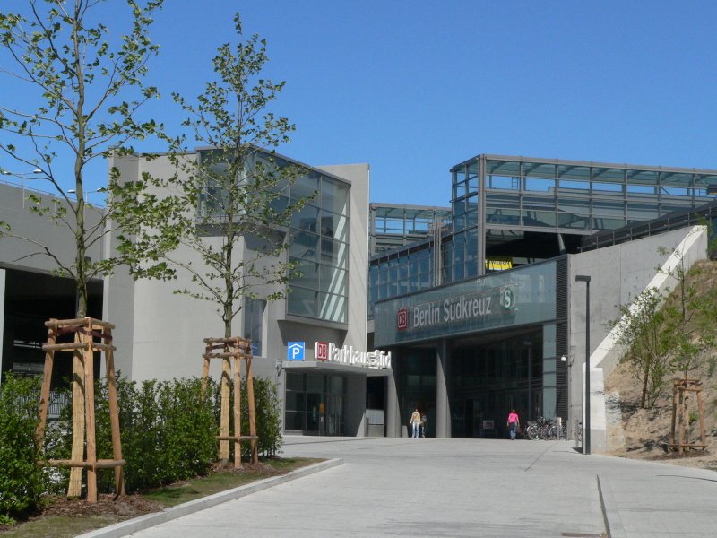 Fern- und S-Bahnhof Berlin S�dkreuz. Dies ist der  Bahnhof f�r Autofahrer , hier steht ein gr��eres Parkhaus zur Verf�gung. 29.4.2007