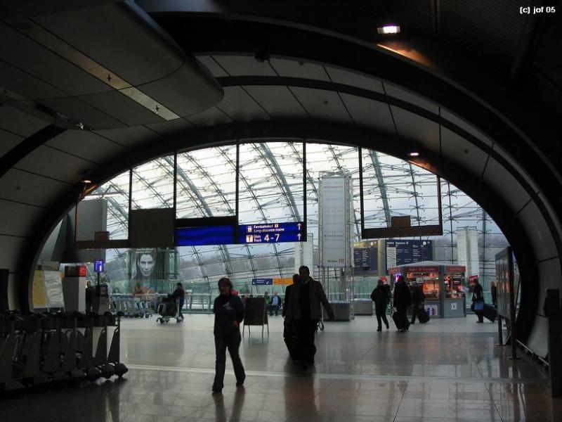 Fernbahnhof Flughafen Frankfurt. Ende des Durchgangs vom Flughafen mit Blick in die Glashalle des Bahnhofes. Der Durchgang ist noch nicht direkt mit dem Terminal verbunden. Am anderen Ende muss man zeimlich weit nach untern ins Fußgängergeschoß des S- und Regionalbahnhofes um die Flughafenvorfahrt zu unterqueren. 

12.02.2005 (J)