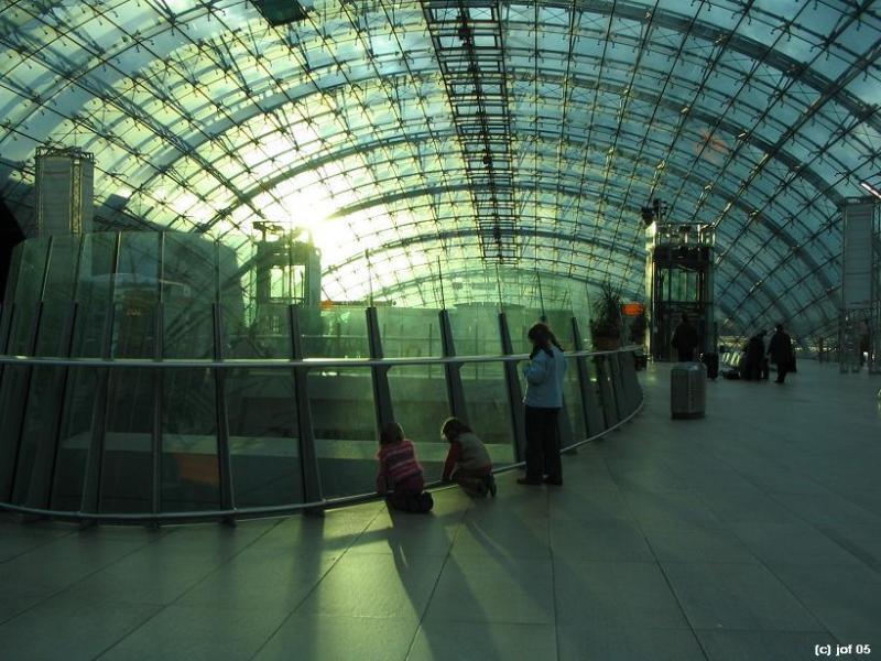 Fernbahnhof Flughafen Frankfurt, obere Ebene. Die Kinder schauen in die ovale Öffnung, die man beim Bahnsteigbild von unten sieht. 

12.2.2005 (J)