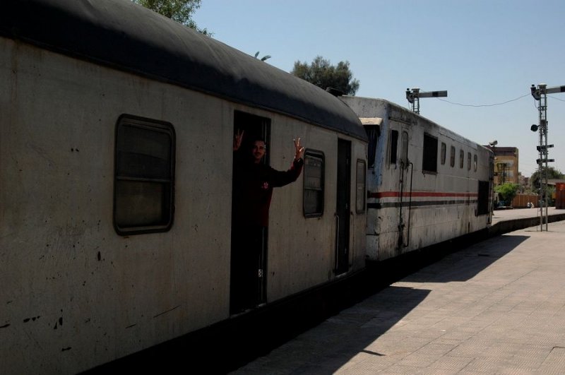 Fernreisezug aus Kairo bei der Einfahrt in den Bahnhof Assuan (gypten)