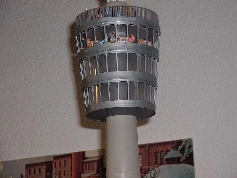 Fernsehturm (Faller 969). Auch die  Preiserlein  im Turmrestaurant sind gut zu erkennen.