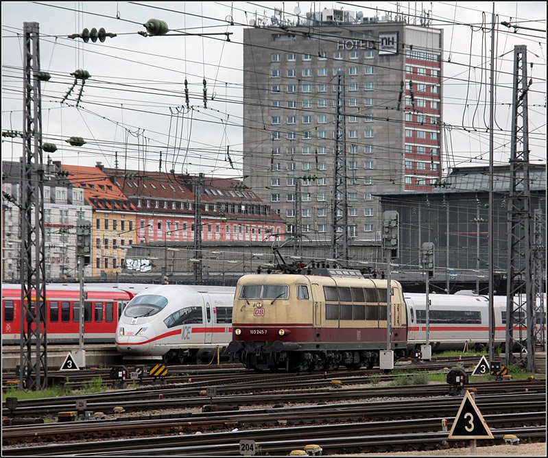 Fernverkehr gestern und heute - 

DB BR 103, die typische IC-Lok der 1970iger Jahre, neben einem ICE 3. Bildversion 1: Mit mehr städtischem Umfeld, die 103 befindet sich günstig zum ICE, allerdings hinter einem Signalmast. 

16.05.2009 (M)