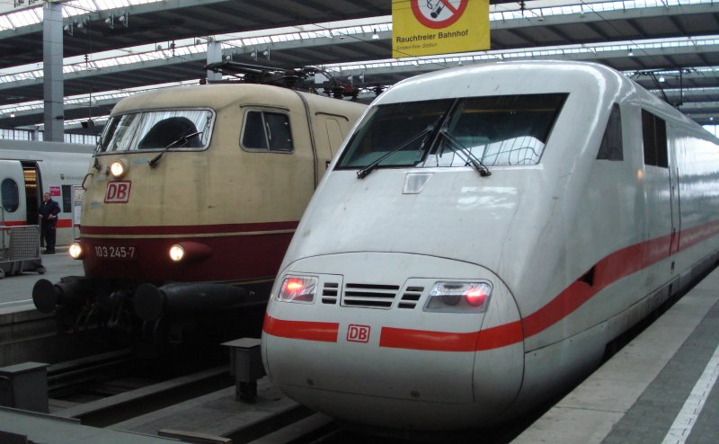 Fernverkehr gestern und heute? Diese Szene k�nnte genausogut vor einem Jahrzehnt entstanden sein... 103 245-7 neben einem ICE 1 am 06.02.09 in M�nchen Hbf.