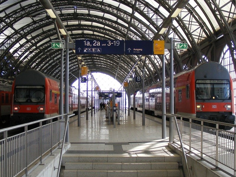 Fernverkehr und Regionalverkehr nebeneinander am 17.2.2009 in Dresden Hbf. Whrend die weniger betuchten Fahrgste am Gleis 1 sich mit der RB (nach Elsterwerda-Biehla, rechts im Bild) begngen mssen, kommen die Fahrgste des Fernverkehrs an Gleis 2 in den Genuss hochwertigsten Wagenmaterials (Schnellzug aus Leipzig, links im Bild).;-)