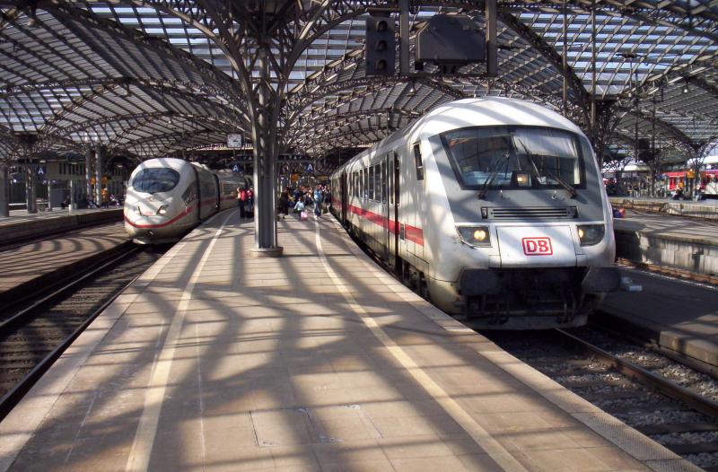 Fernverkehrstreffen in Kln. Rechts: IC 2302 von Stuttgart nach Hamburg-Altona. Links: ICE 504 von Basel SBB nach Dortmund. Datum:01.04.2005