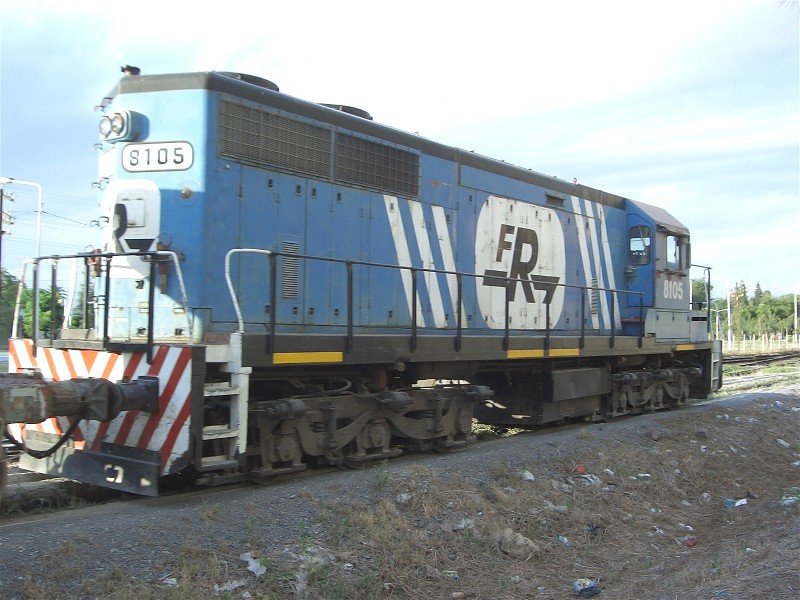Ferrosur Roca GE-GP  Brian  in Cauelas.
Das Fahrwerk stammt von einer GE U13, der Rest von einer GM GP38.
Januar 2005