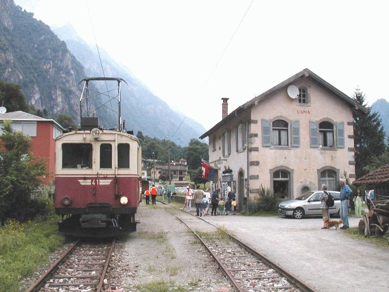 Ferrovia Mesolcinese(ehem.Bellinzona-Mesocco Bahn,BM/RhB 1907-1972)Station Cama/GR,Endpunkt der Strecke Castione/TI-Cama/GR Der obere Teil der Strecke bis Mesocco wurde 1978 nach schweren Unwetterschden stillgelegt und spter abgebaut.

