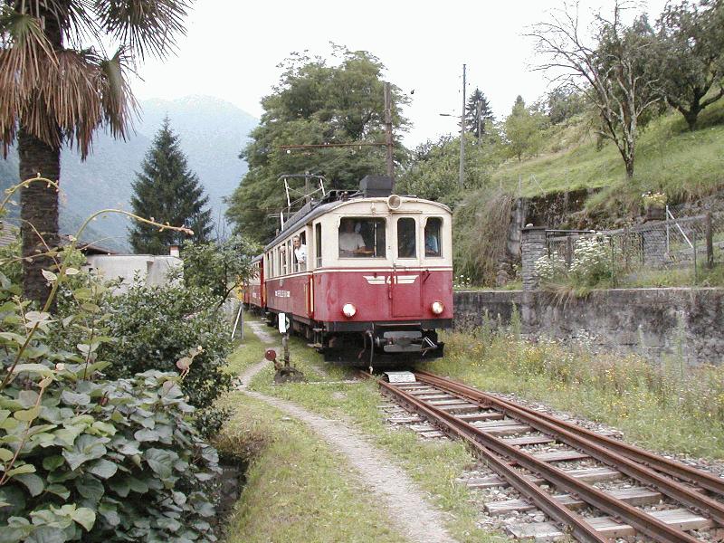 Ferrovia Mesolcinese(ehem.Bellinzona-Mesocco Bahn,BM/RhB)Einfahrt eines Zuges von Castione/TI mit Triebwagen ABe4/4 No.41 ex.Appenzeller Bahn,am 21.07.02 in Cama/GR