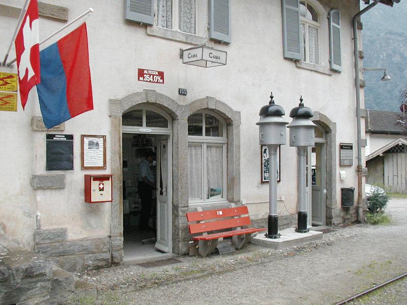 Ferrovia Mesolcinese(ehem.Bellinzona-Mesocco Bahn,BM/RhB)Station Cama/GR am 21.07.02 (Gleisseite)