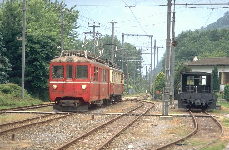 Ferrovia Mesolcinese(ehem.Bellinzona-Mesocco Bahn,BM/RhB)Triebwagen BDe 4/4 No.491 und ABe 4/4 No.42 bei Grono/GR (Foto 1995)