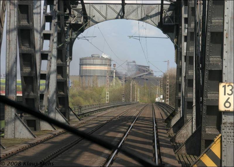 Festgehaltene Eindrcke whrend der Ruhrgebietssonderfahrt am 12.04.2008 der HEG: Blick von der Haus-Knipp-Brcke in Duisburg auf Werksteile von Thyssenkrupp Steel.