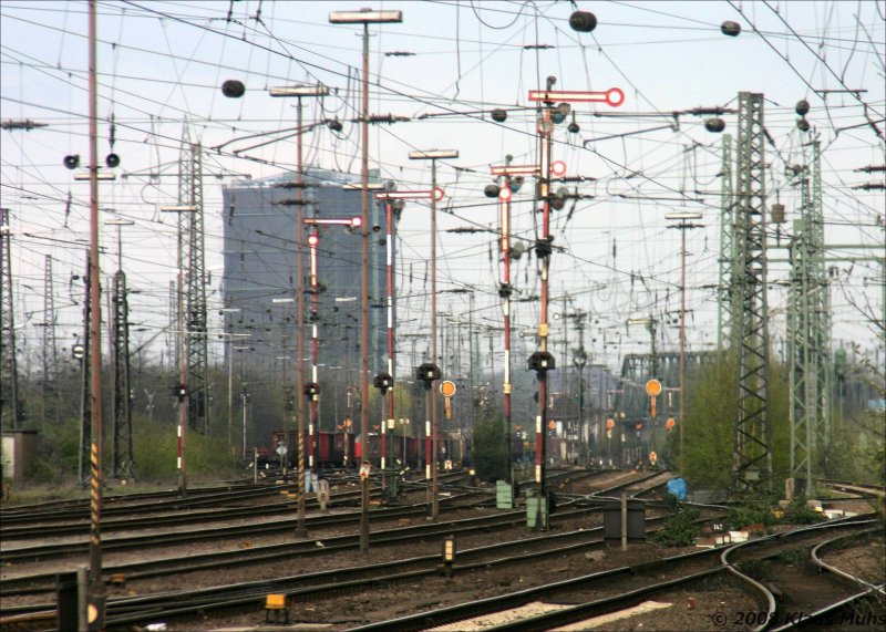 Festgehaltene Eindrcke whrend der Ruhrgebietssonderfahrt am 12.04.2008 der HEG: Blick auf den Stellwerksbereich  Mathilde  in Oberhausen. Ein Eldorado fr Fans der Formsignale. Im Hintergrund der Gasometer am Centro in Oberhausen.