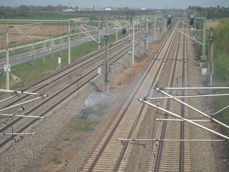 Feuerwehreinsatz an der Rheintalbahn Teil 3: Der Rauch wurde mehr und mehr, obwohl ich behaupten mag, dass keine wirkliche Gefahr von dieser Glut ausgegangen w�re. Dennoch: Es folgten noch ein G�terzug und zwei Schwarzwaldbahn-Z�ge. Danach war Schluss. Kein Zug mehr weit und breit. Wahrscheinlich hat der Lokf�hrer des G�terzugs Bescheid gegeben und die Strecke sperren lassen. Fotografiert am 11. April 2009.