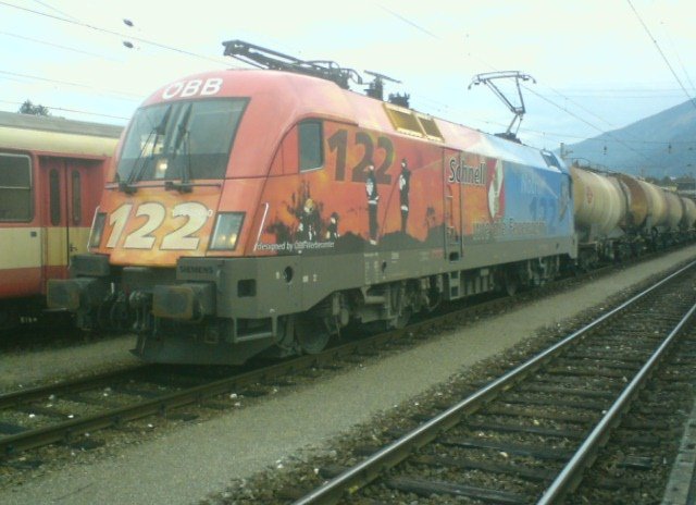  Feuerwhr  1116.250 wartet am Bhf Spittal/M. mit dem 48714
auf eine Schiebe- und Vorspannlok! 
Vorspann die  rosa  1044.039 und Nachschiebe die 1044.017 mit Pflatsch. 
Die 1116.250 kahm am Vormittag im Tandem mit dem Kyoto-Express nach Villach. 