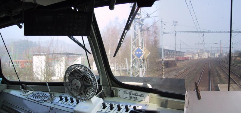 Fhrerstand VT 18.16.07 Die Hchstgeschwindigkeit wurde bei der Fristverlngerung bis 12.04.03 auf 140 km/h herabgesetzt.