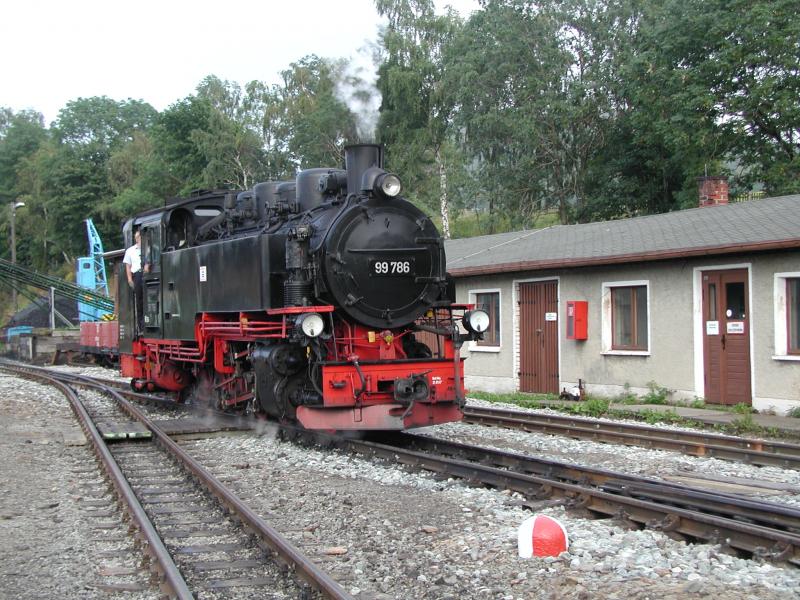 Fichtelbergbahn,Cranzahl.Lok 99 786 fhrt vor zu ihrem Zug nach Oberwiesental am 12.08.04