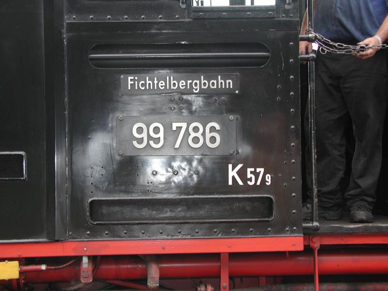 Fichtelbergbahn,Fhrerhausbeschriftung der 99 786 (12.08.04)