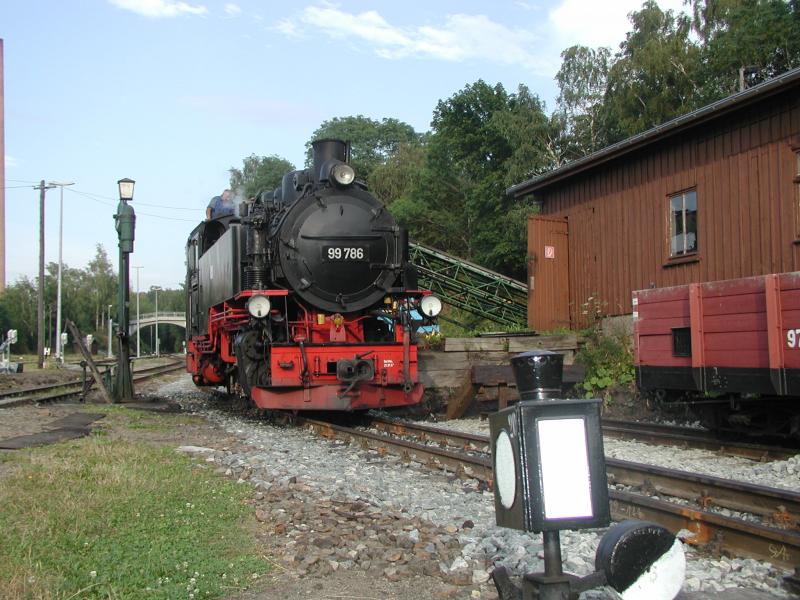 Fichtelbergbahn,Lok 99 786 in der Behandlungsanlage in Cranzahl (12.08.04)