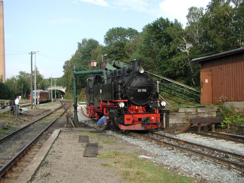 Fichtelbergbahn,Lok 99 786 beim Wasser und Kohle nehmen in Cranzahl am 12.08.04