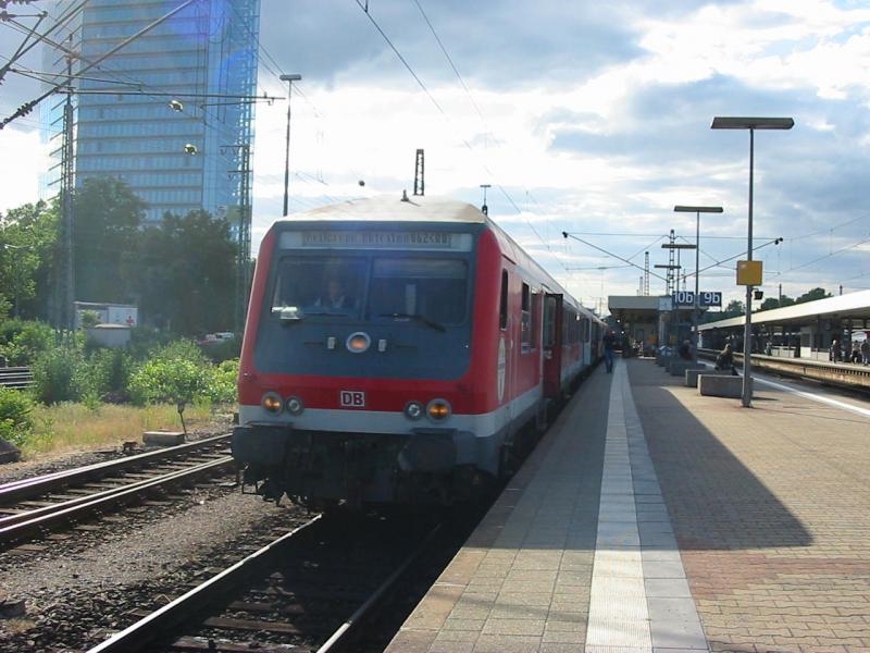 Flachsteuerwagen der Baureihe Bybdzf steht in Mannheim Hbf und wartet auf seine Abfahrt.