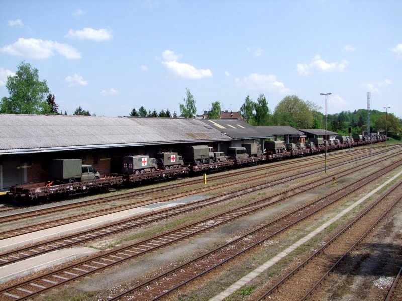 Flachwagen beladen mit BundesheerR�derfahrzeugen stehen zur Entladung bereit; 090503
