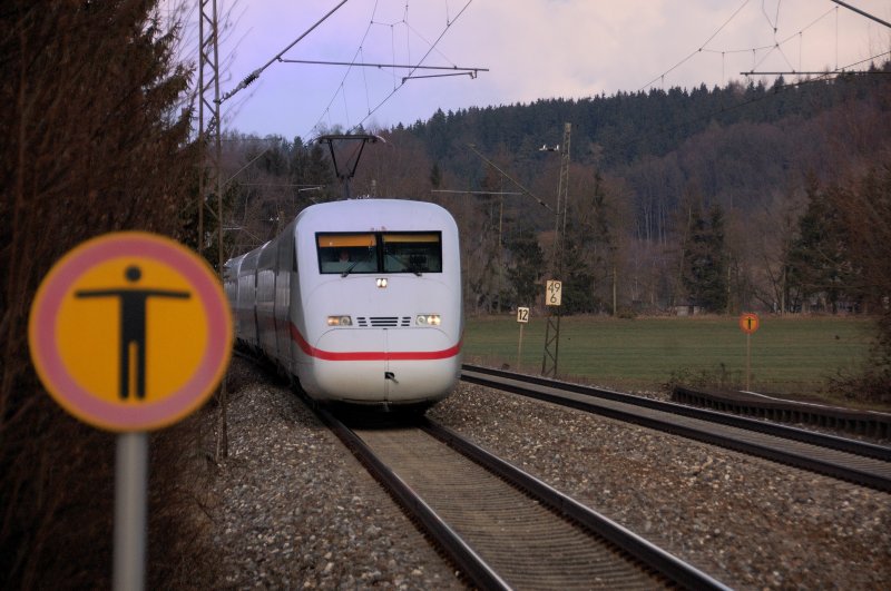Flankiert von Engeln... Ein ICE am 26.12.2008 in Mindelaltheim (KBS 980).