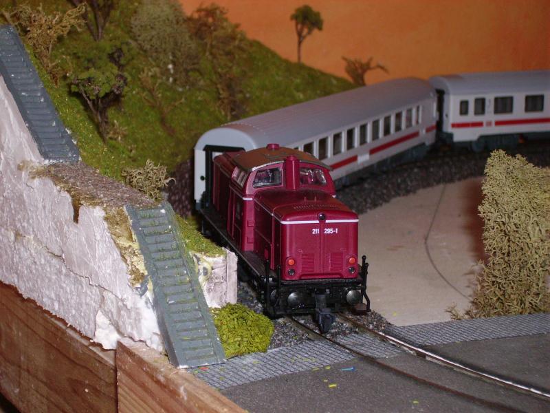 Fleischmann 211 bringt Roco IC Wagen .