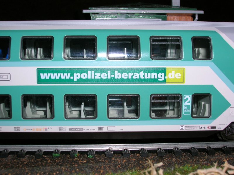 Fleischmann Doppelstockwagen mit Polizei-Werbung. 