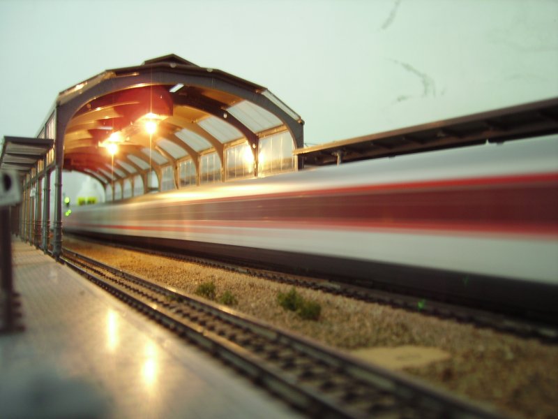 Flieender bergang. InterCity mit Wagen im aktuellen ICE-Design und  mit verkehrsrotem Fensterband auf meiner Modellbahn. 23.08.08