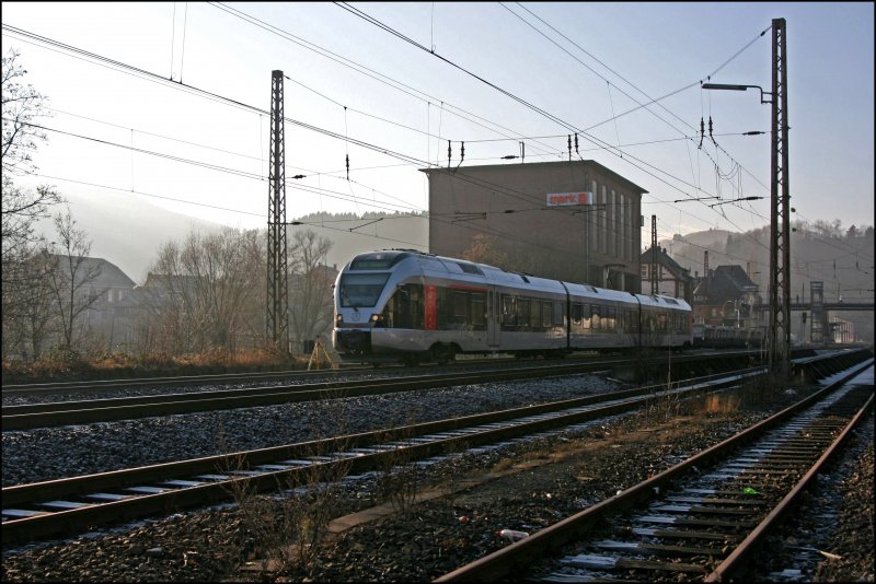FlinkerLeichterNahverkehrsTriebzug der ABELLIO beschleunigt als ABR99616, (RE16  Ruhr-Sieg-Express ) von Essen Hbf nach Siegen, aus dem Bahnhof Werdohl Richtung Plettenberg. (18.12.2007)

