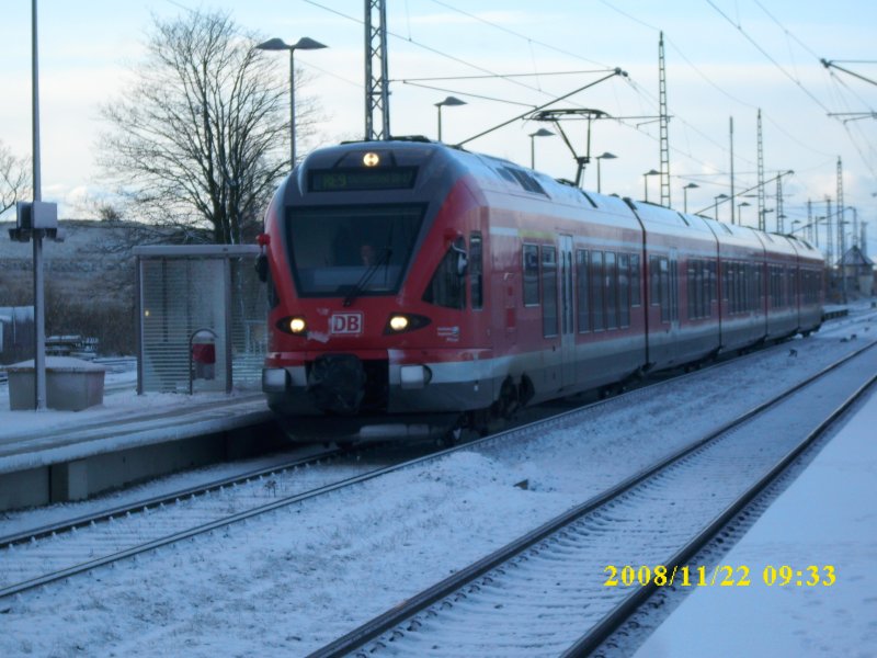 Flirt 427 002 am 22.11.2008 mit dem RE 33307 Stralsund-Binz bei der Einfahrt in Bergen/Rgen.