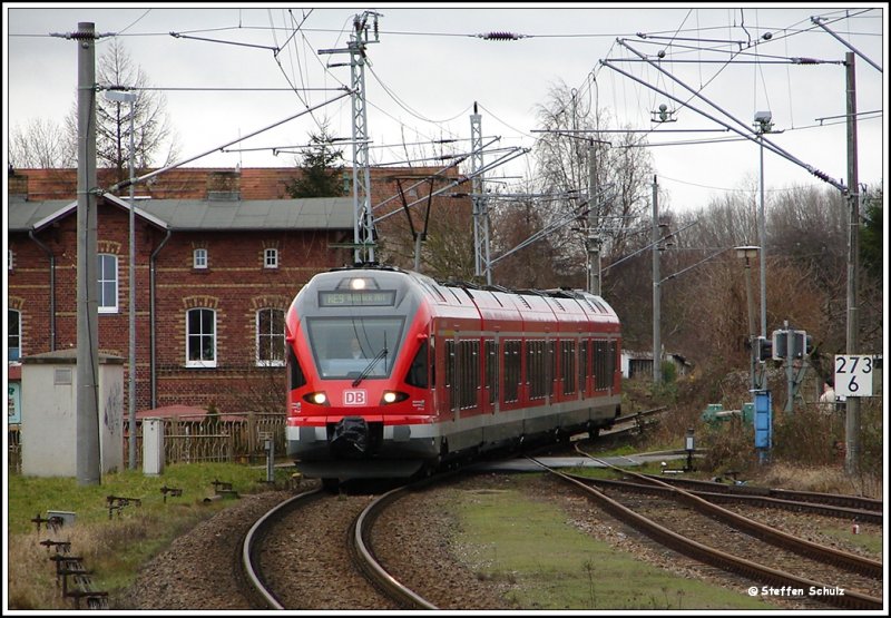 Flirt 427 003 aus Rostock kurz vor der Einfahrt in den Sassnitzer Bahnhof am 27.01.08