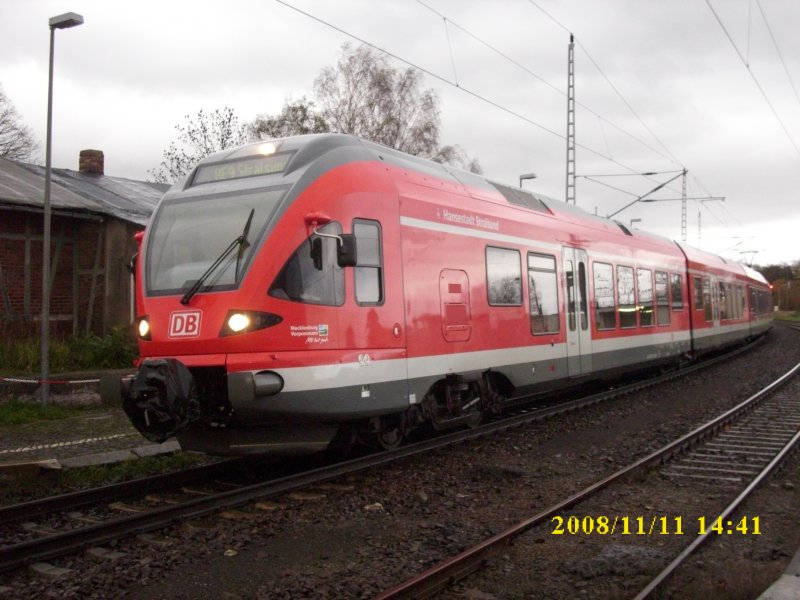 Flirt 427 003/827 003/303/603/427 503 am 11.11.2008 als RE 33314 Binz-Stralsund beim Halt in Samtens.Der Bahnhof liegt in einer Kurve.