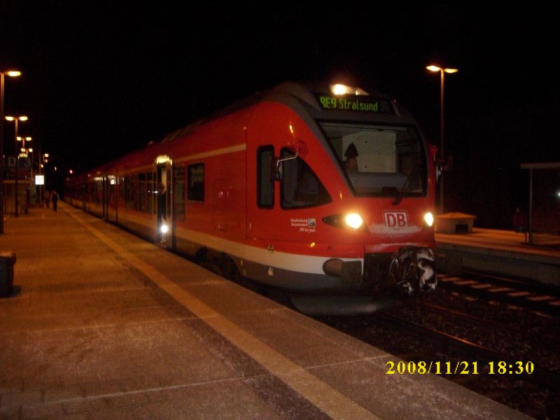 Flirt 427 005 am Abend des 21.11.2008 in Bergen/Rgen mit dem RE 33318 Binz-Stralsund.