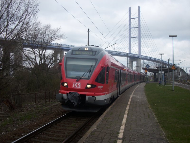 FLIRT 427 005/827 005/305/605/427 505 als RE 33214 Sassnitz-Rostock am 18.04.2008 beim Halt in Stralsund-Rgendamm.