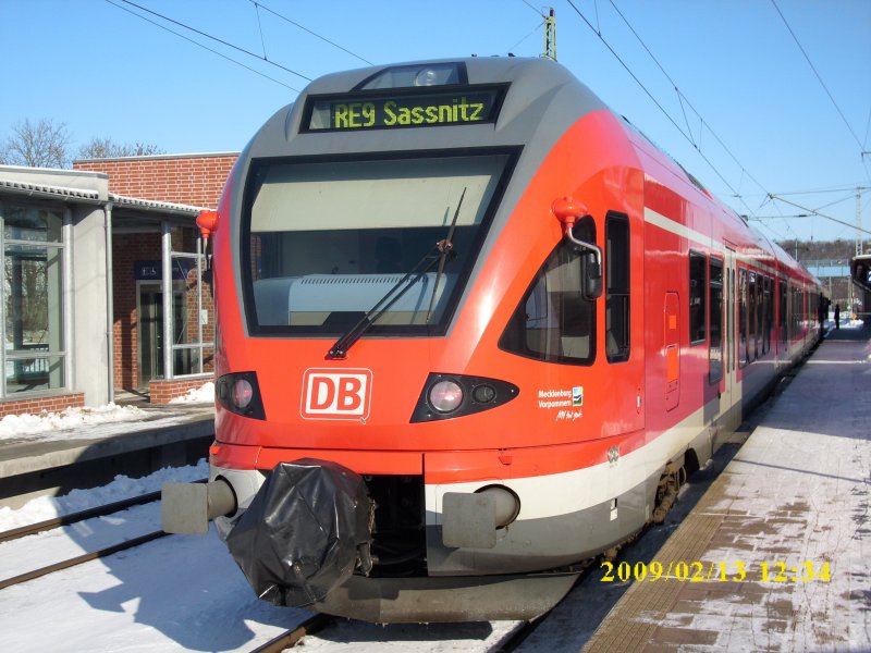 Flirt 429 026 am 13.Februar 2009,als RE 33211 Rostock-Sassnitz,bei schnsten Winterwetter,in Bergen/Rgen. 