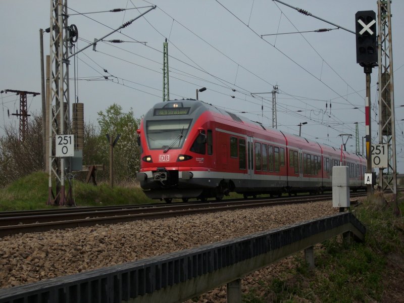 Flirt 429 026 verlt am 28.April 2009 als RE 33314 Binz-Stralsund den Bahnhof Bergen/Rgen und passiert das wegen Gleisbauarbeiten ungltige Einfahrsignal  A .