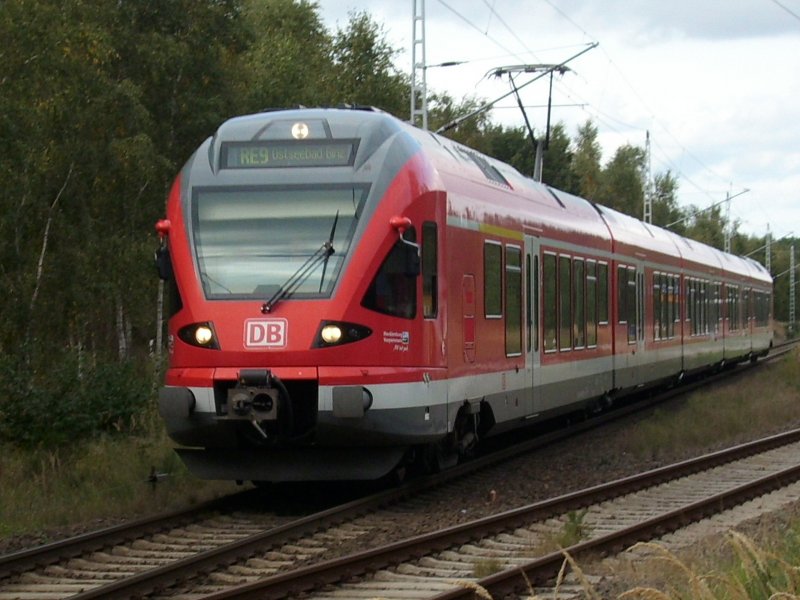 Flirt 429 026 verlie als RE 33247 Lietzow-Binz am 30.September 2009 den Bahnhof Prora in Richtung Binz.