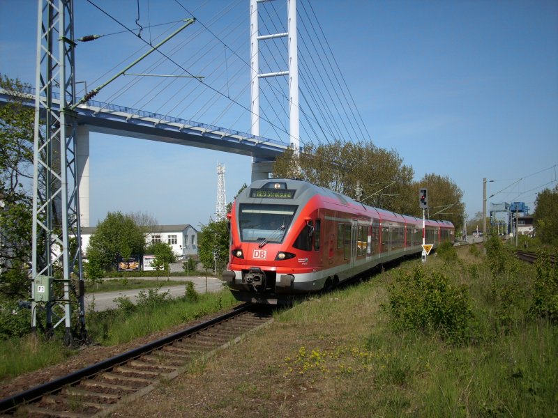 Flirt 429 027 hatte am 02.Mai 2009 als RE 33314 Binz-Stralsund in Stralsund Rgendamm das Festland erreicht.